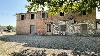 Chiusdino (SI), Ponte Feccia, Tradizionale abitazione Toscana, con piazzale e magazzini