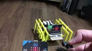 micro:bit加速度センサで操作する多脚ロボット