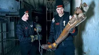 OPUŠTĚNÉ DIVADLO - PROTÉZA NOHY V PODZEMÍ!