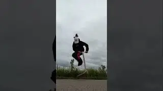 Трюки на картонном самокате😉