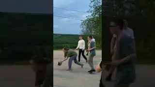 Молодежь играет в волейбол