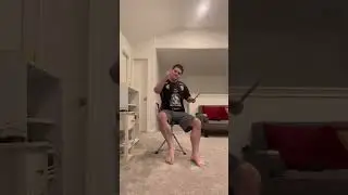 Nicolás tocando batería de aire