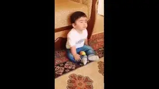 Oturarak uyuyan bebek