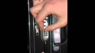 Установить код на кодовом замке в чемодане