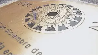 Lugar de hallazgos de Coatlicue, Piedra del Sol y Piedra de Tízoc son señalados mediante placas.