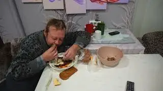 Ем рыбу под лисьей шубой Достроил часть крыши времянки Птички ждут меня с нетерпением ПОДВАЛ ИЛЬИЧА