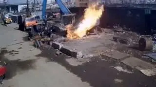Разрезал газовый баллон.