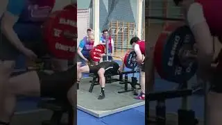 Попытка установить личный рекорд - 222,5 кг.