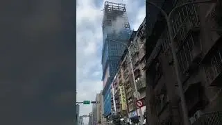 台灣7.5级大地震導致高樓劇烈搖晃，屋頂塔吊貌似有人懸掛空中，太可怕了！天佑台灣，幫助受災百姓盡快恢復生活 7.4-magnitude quake strikes off Taiwan#shorts