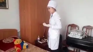 Внутривенная инъекция  и забор крови из вены.