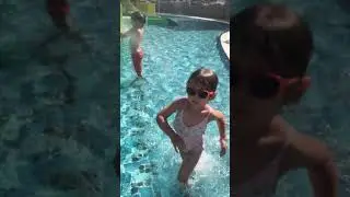 Ceylinle babası havuzda. Eğlenceli çocuk videosu.