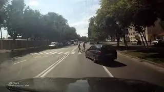 Дамочка на авто едва не задавила пешеходов