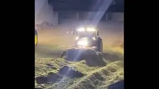 Трамбовка сенажа на John Deere в Германии
