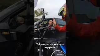 Trafikte bazen böyle tatlı sohbetler olabiliyor anlayışlı olmakta yarar var 😁 Not:herkes çok dalgın