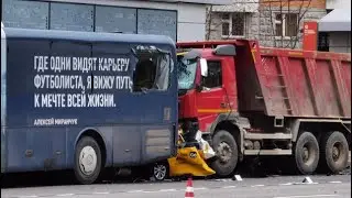 В Москве грузовик и автобус смяли такси на улице 1905 года | Два человека погибли | Момент аварии