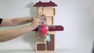 Іграшкова кухня дитяча, плита, духовка, мийка з водою, і чайником, з якого йде пара