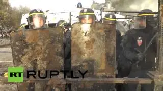 Во Франции 10 тысяч протестующих ввязались в драку с полицией