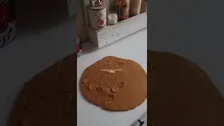 It’s gingerbread cookies time!🥛🍪🎅🏻💌#gingerbreads #gingerbreadcookies