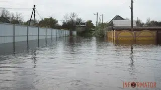 “За 20 років бачу таке вперше”: вулиці Курилівки перетворилися на ріки, пересуватися можна на човні