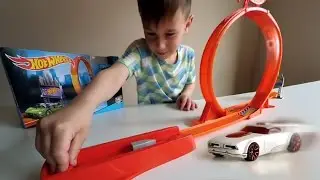 Трек Хот Вилс с петлей и белая машинка. Hot Wheels track HW City Stunt Loop white car Fast Fish