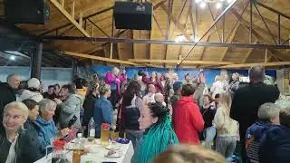 Туристы танцуют в Абхазии