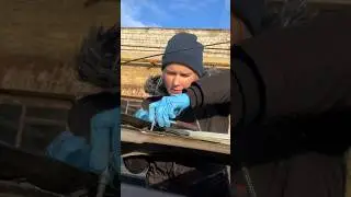 Снять потолок в е30 не так легко. 