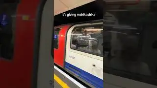 It wasn’t even rush hour yet but we were packed like sardines on the train 🥲 “LoveLondonUnderground