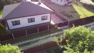 Артём учиться управлять дроном на даче