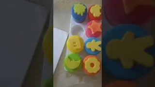 Инжу рисует пальчиковыми красками