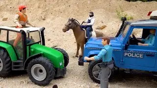 Komik polis arabaları ve traktörler