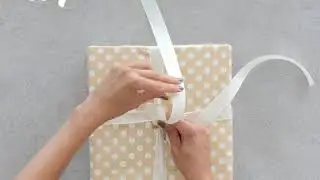 DIY: Geschenk verpacken mit wunderschönen Schleifen | Westwing