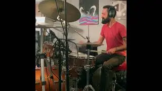 Flowing and phrasing over a drumless track 