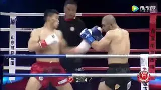 外国拳手炫技回旋踢 直接遭中国拳手一拳KO