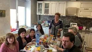 Слепого певца Виктора Тартанова поздравляет семья с Днем рождения!
