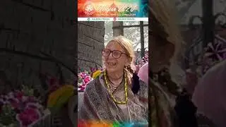 ВАЛЬМИКИ ПРАБХУ ПРИВЕТСТВУЕТ МАТУШКУ МАНДАКИНИ НА ЛЕКЦИИ 