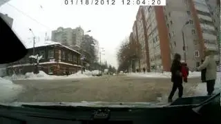 Мамаша потеряла ребенка на дороге! Жесть