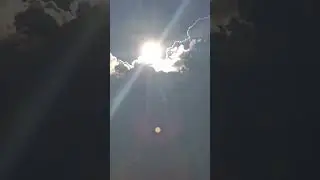 Солнце светит вокруг тучевого облака🌥️🌦️