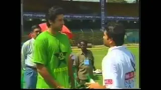 Secret and Rare Sachin video.... Wasim Akram gives a gift to Sachin Tendulkar
