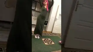 İnce belli türbanlı oynuyor
