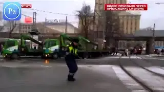 Водители сняли полицейского, танцующего в пробке в Москве