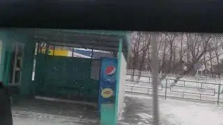 Машков объявляет остановки в автобусе.