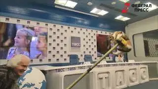 Юрий Куклачев устроил представление с кошками во время пресс-конференции.