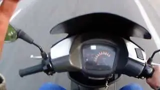 Сузуки Adress- вдвоём 90 км/час.MOV