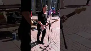 2017-08-07 15-49: Артём Голанцев исполняет песню 