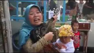 Pengamen dengan suara merdu