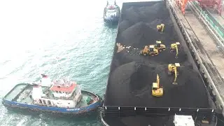 Coal ship was  trying to dock in Cambodia  | 煤船已经靠码头了