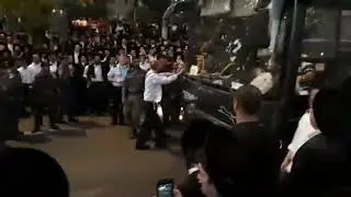 בשירה וריקודים ליוו את אוטובוס העצורים בהפגנה נגד גיוס חרדים לצה