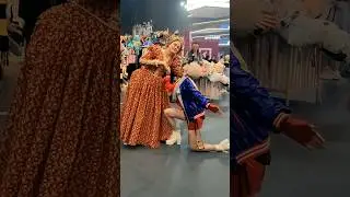 Харли танцует с королевой 