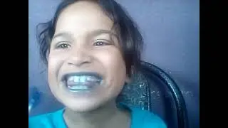 Chupando pirulito pinta a língua
