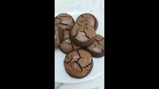 Saten kurabiye / çikolatalı kırışık kurabiye / Çikolatalı çatlak kurabiyeler